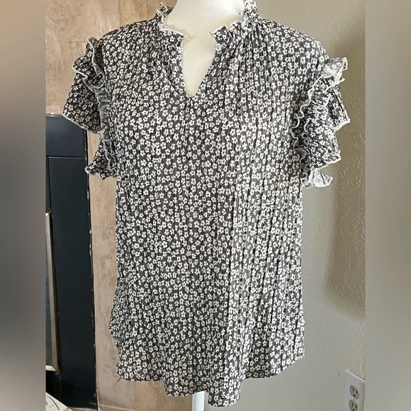 GREIGE WHITE/BLACK FLORAL BLOUSE - Picture 1 of 6